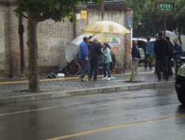 西安一女孩在街上遭陌生男子殴打